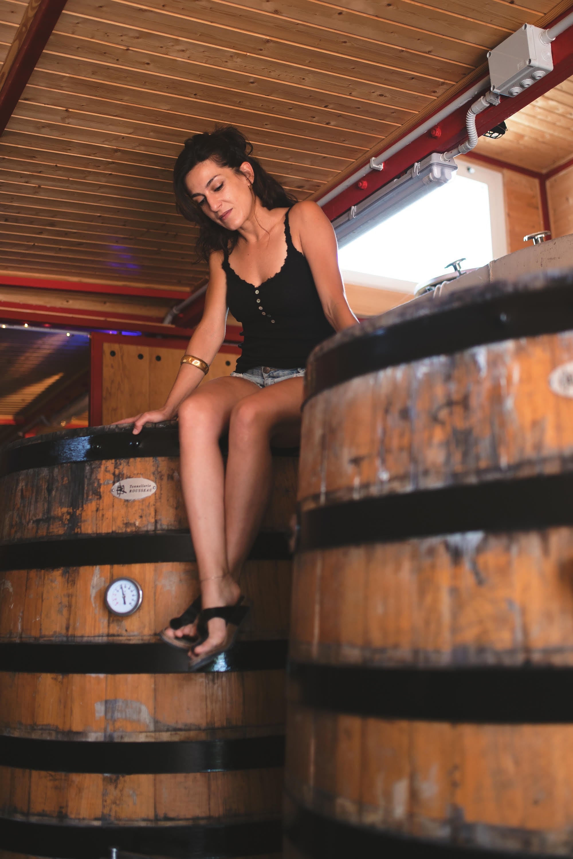 Julia Casado en su bodega modular 'La del Terreno'.