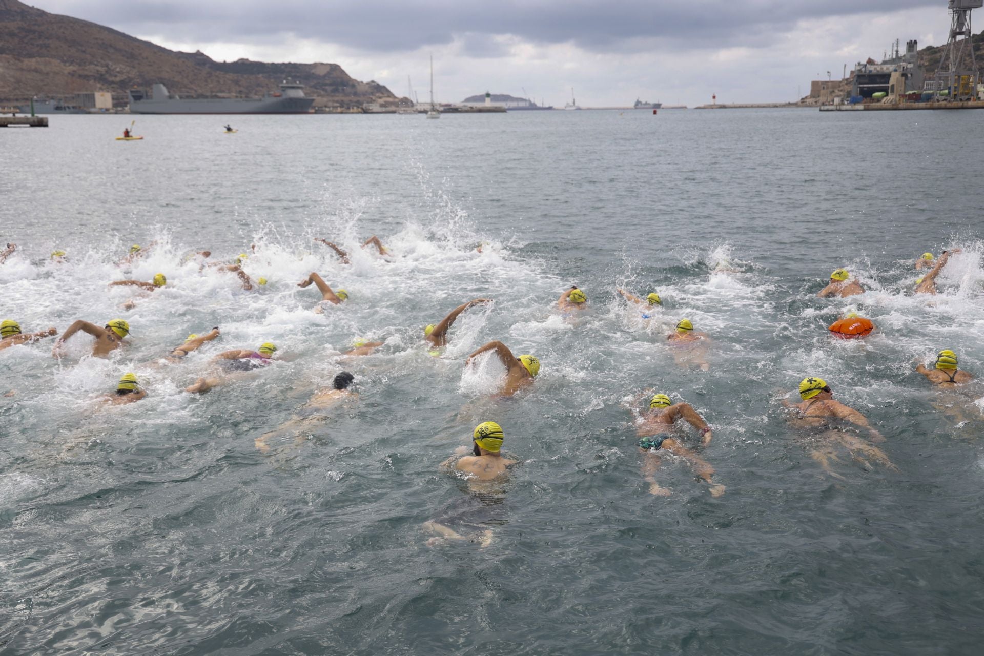 La despedida de Alberto Martínez en la 32ª Travesía a Nado del Puerto de Cartagena, en imágenes