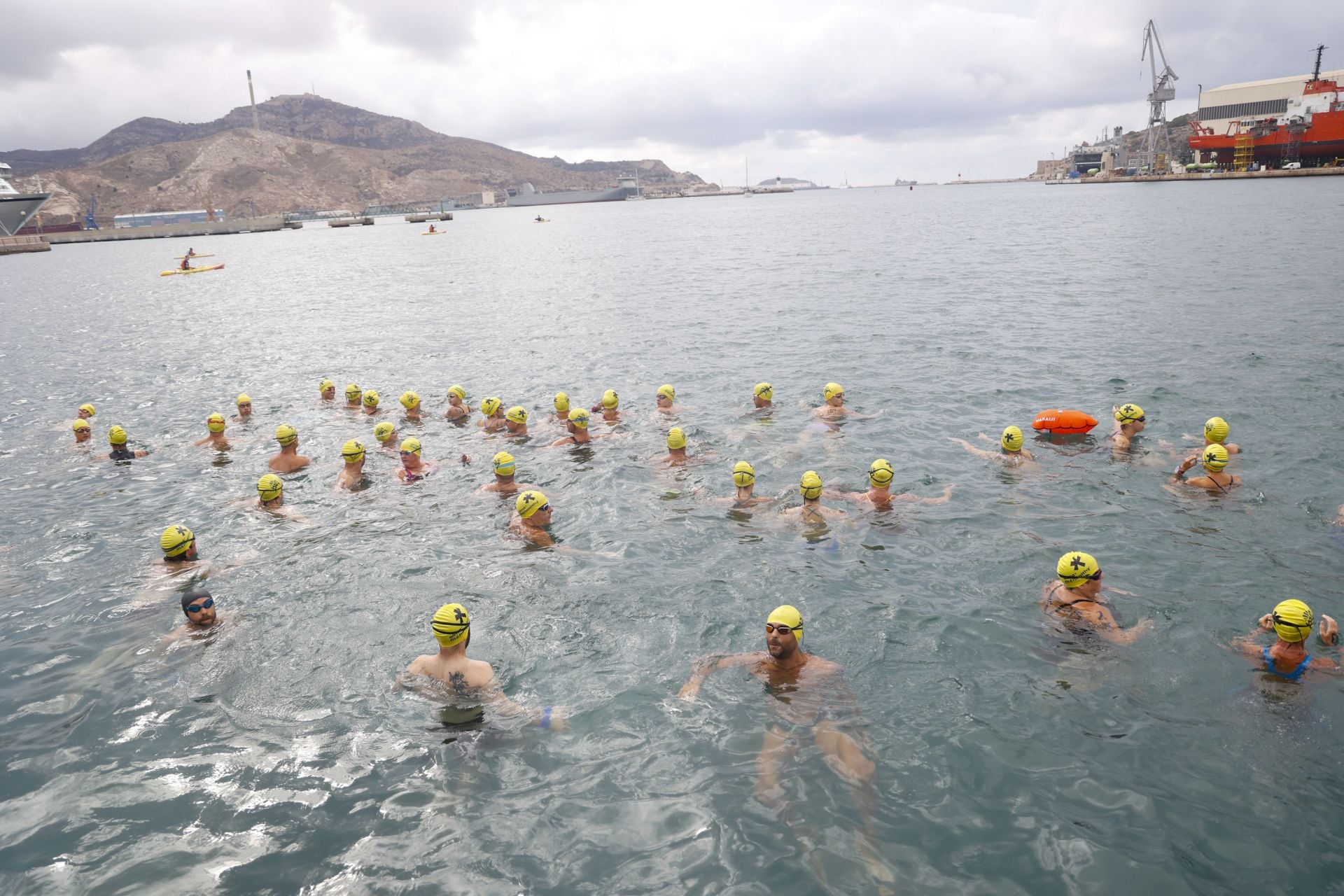 La despedida de Alberto Martínez en la 32ª Travesía a Nado del Puerto de Cartagena, en imágenes