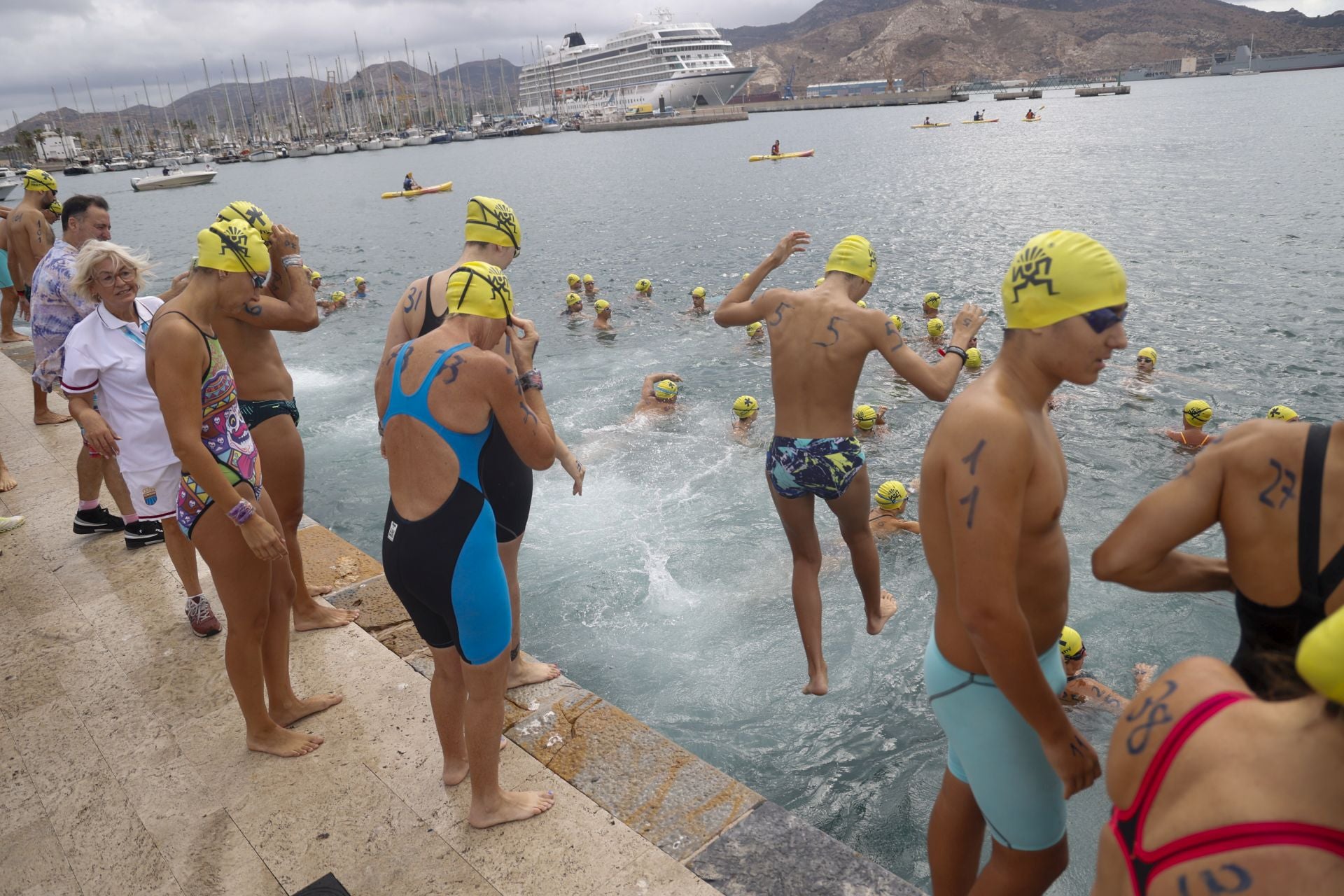 La despedida de Alberto Martínez en la 32ª Travesía a Nado del Puerto de Cartagena, en imágenes
