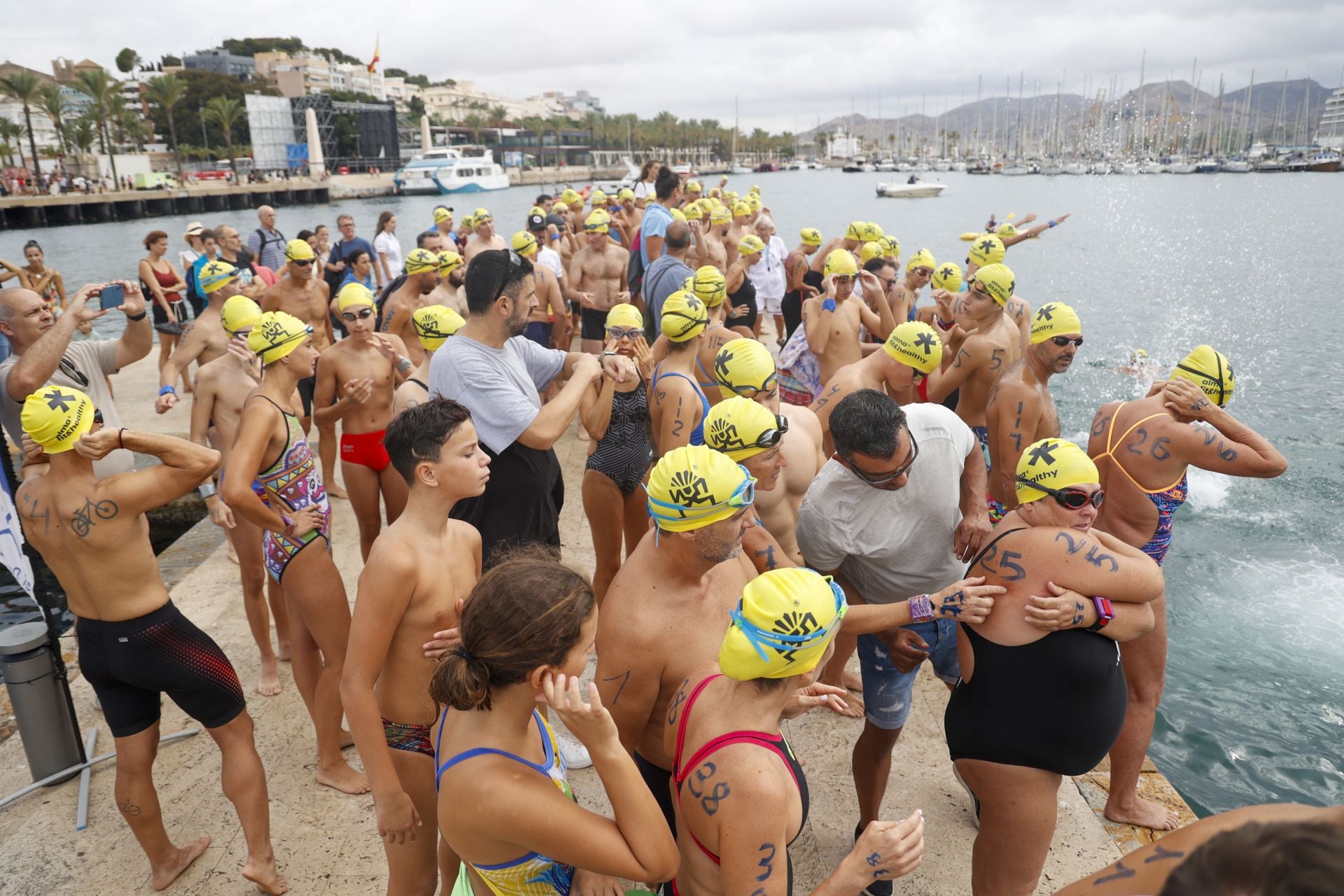La despedida de Alberto Martínez en la 32ª Travesía a Nado del Puerto de Cartagena, en imágenes