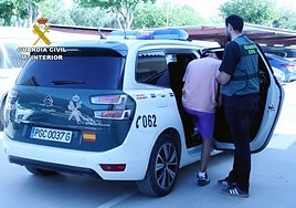 Uno de los presuntos autores en el momento de su detención.