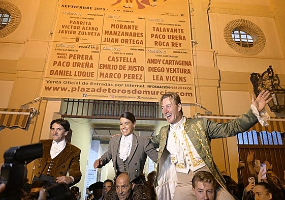 Diego Ventura, Lea Vicens y Rui Fernandes salen a hombros por la puerta grande de La Condomina, este domingo por la noche.