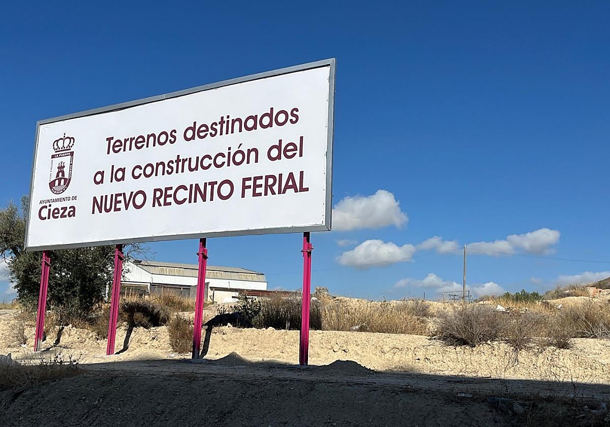Cartel informativo sobre el nuevo recinto ferial, junto a los terrenos donde se ubicará.