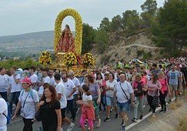 Los romeros acompañan a la Virgen, ayer por la mañana.