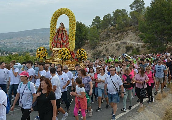 Los romeros acompañan a la Virgen, ayer por la mañana.