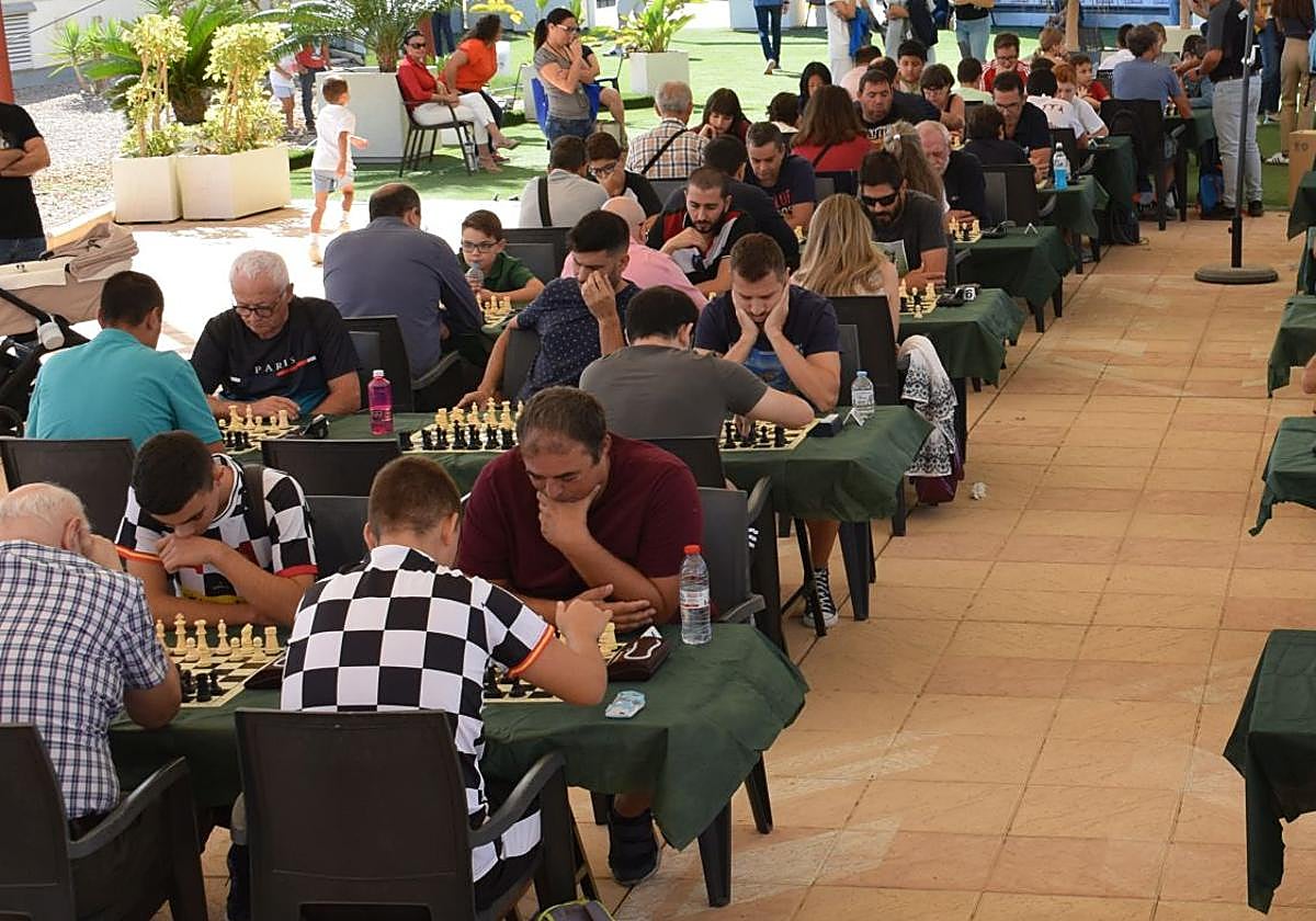 Jugadores en el campeonato de ajedrez.