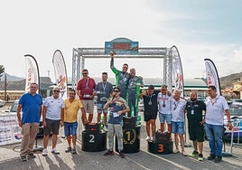 Los ganadores de la carrera en el pódium.