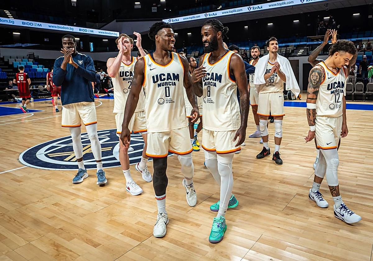 Los jugadores celebran la victoria tras el partido.