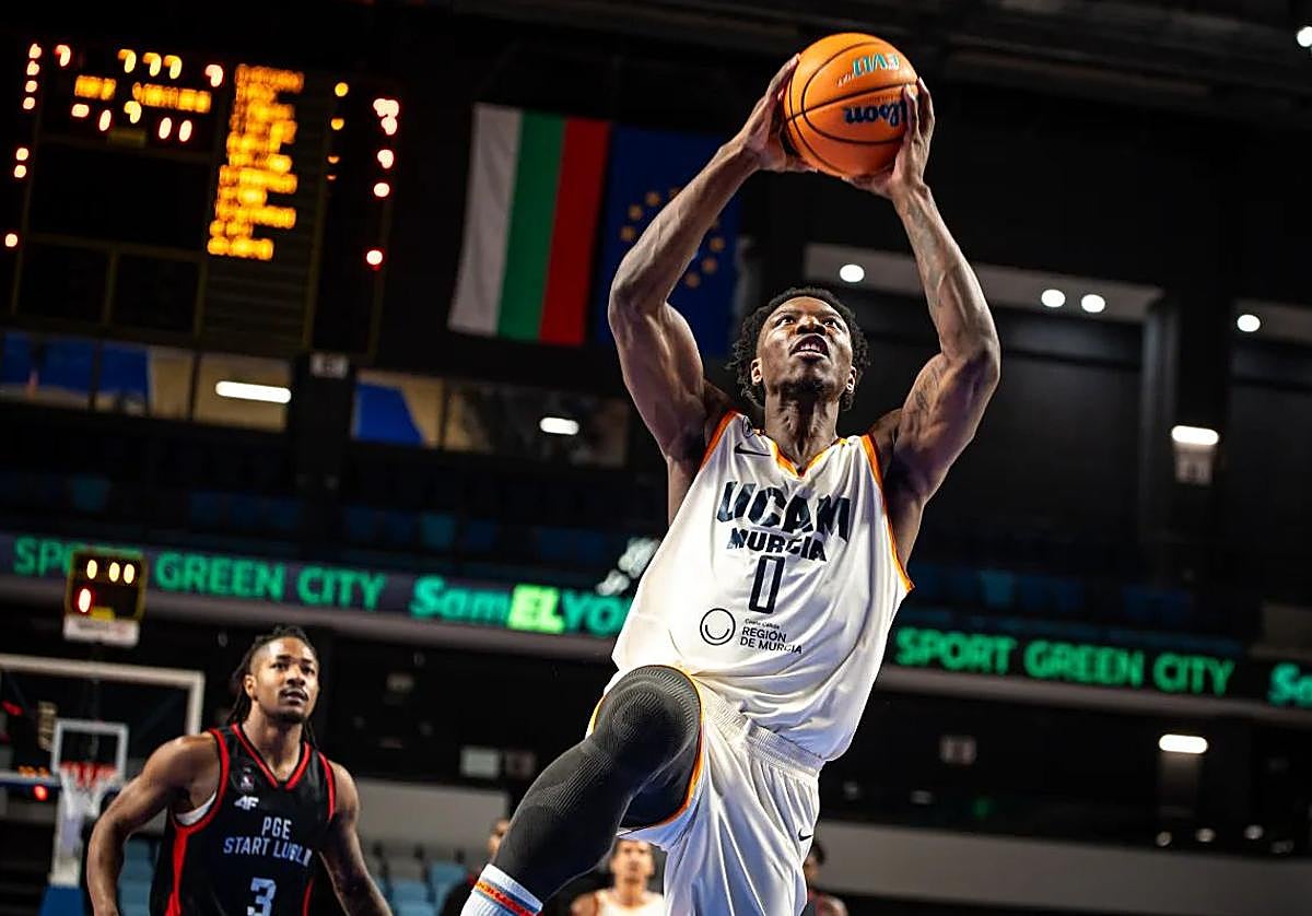 Devontae Cacok entrando a canasta.