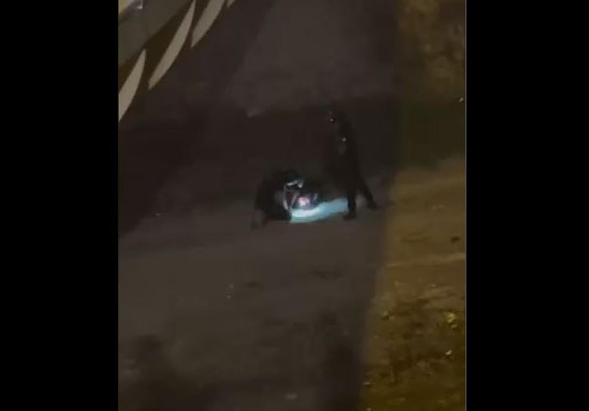 Agentes de policía junto al presunto agresor herido en el suelo en una imagen difundida por redes sociales.