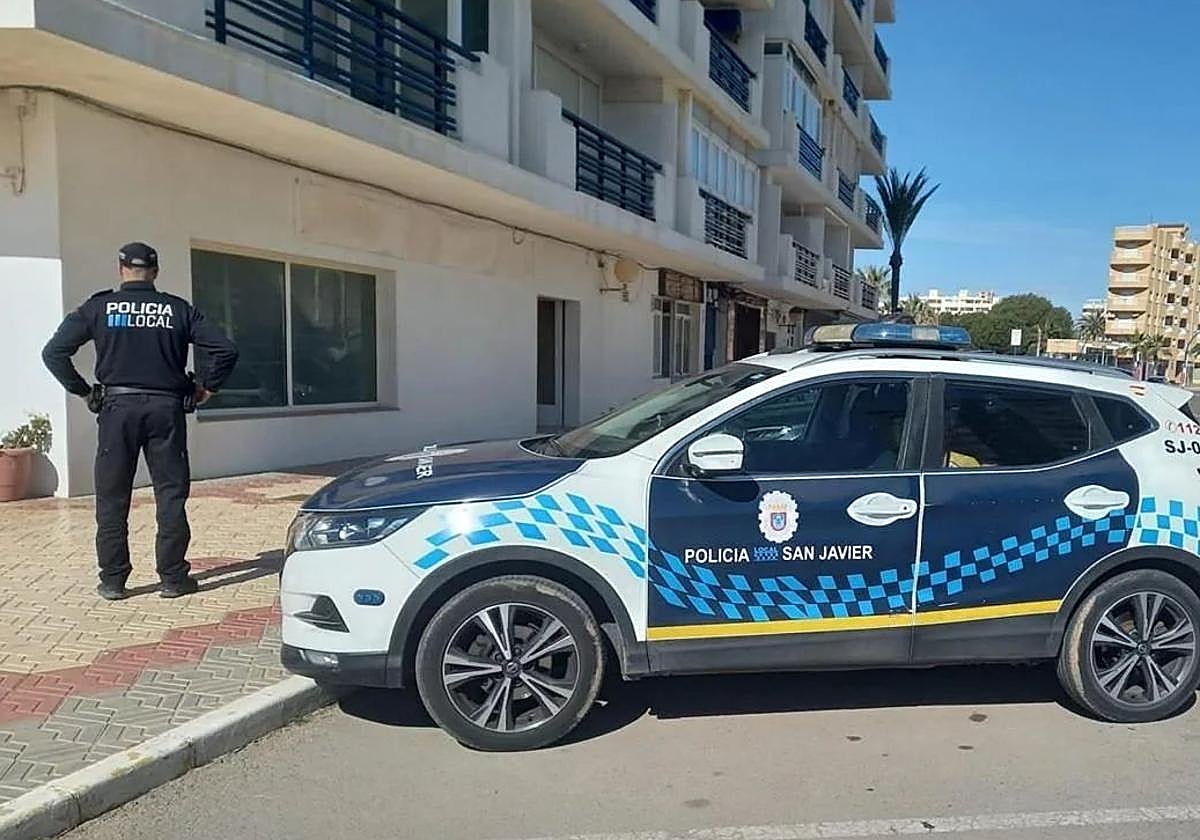 Un agente de la policía local de San Javier en una imagen de archivo.