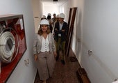 La consejera y el alcalde recorren la residencia Domingo Sastre, en la que han comenzado las obras de mejora.