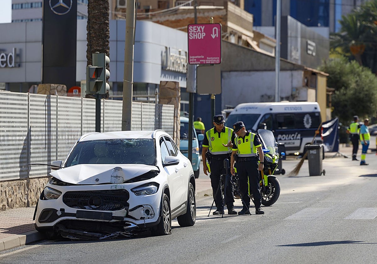 Agentes de la Policía Local de Murcia indagan el atropello mortal de una mujer en la carretera de Alicante.