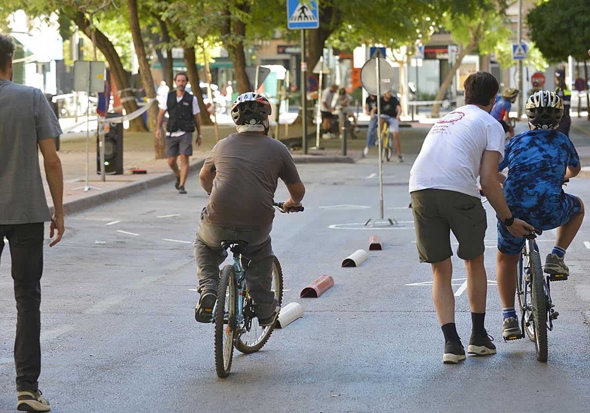 Escolares, ayer, en el parque móvil infantil diseñado en el Carmen.