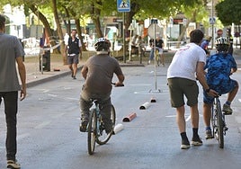 Escolares, ayer, en el parque móvil infantil diseñado en el Carmen.