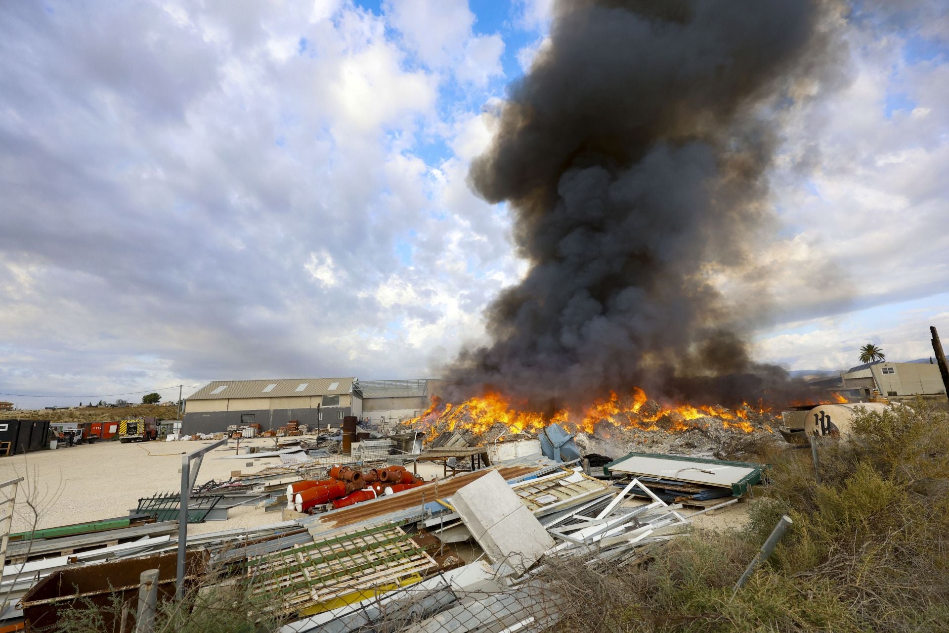 El incendio en una planta de reciclaje de Fortuna, en imágenes