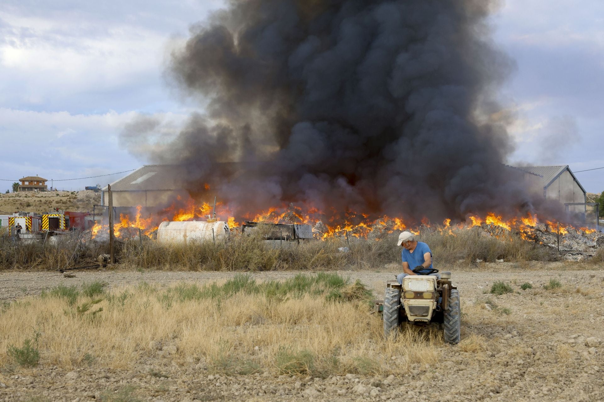 El incendio en una planta de reciclaje de Fortuna, en imágenes