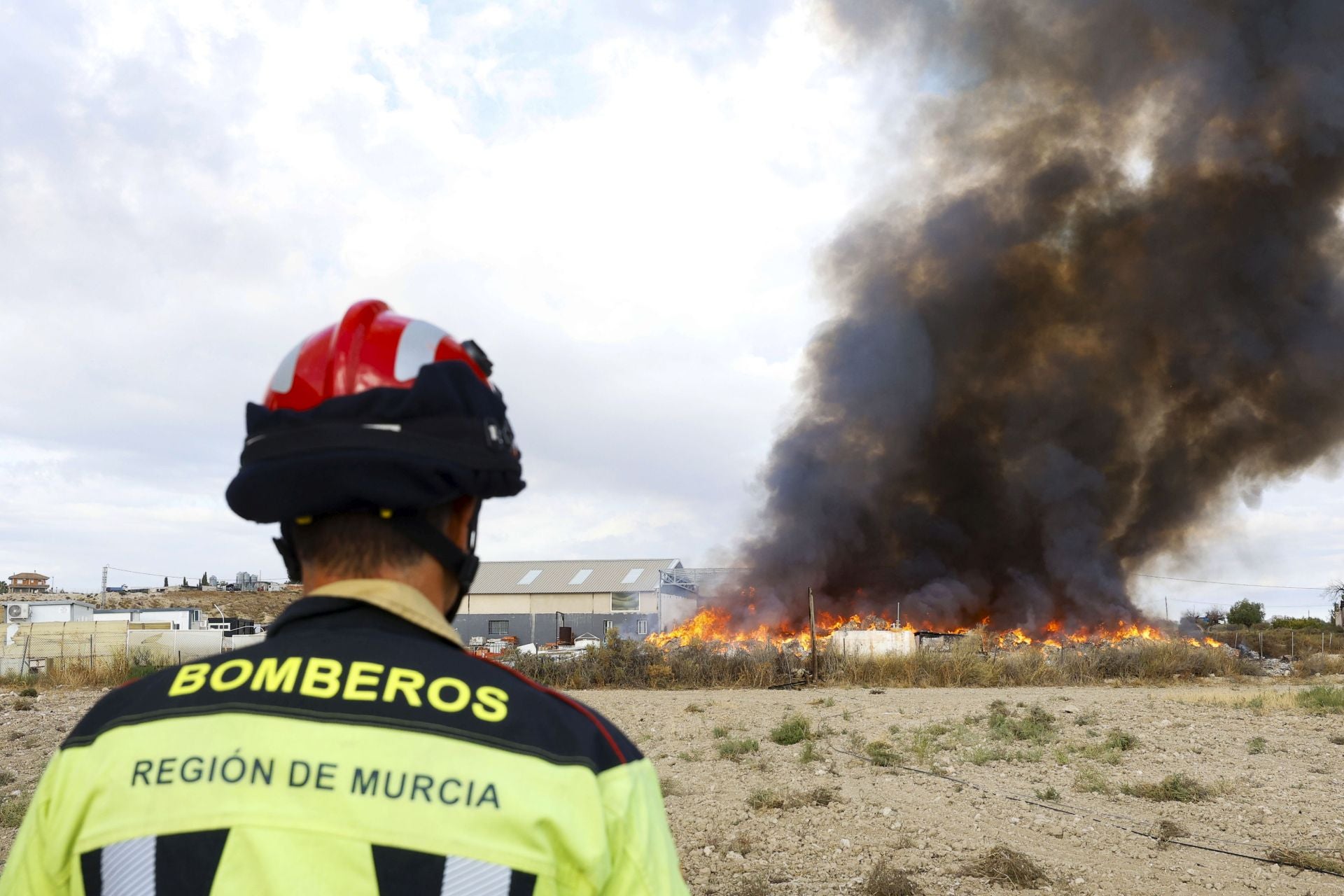 El incendio en una planta de reciclaje de Fortuna, en imágenes
