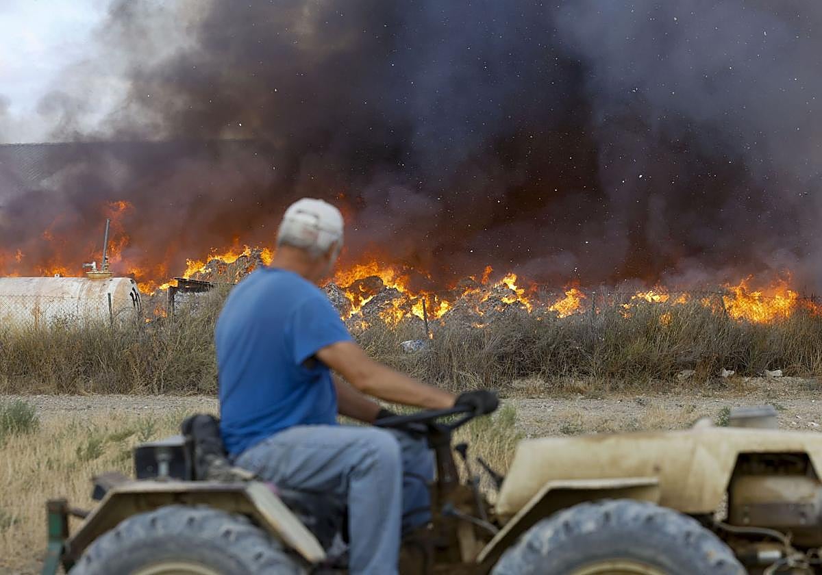 El incendio en una planta de reciclaje de Fortuna, en imágenes