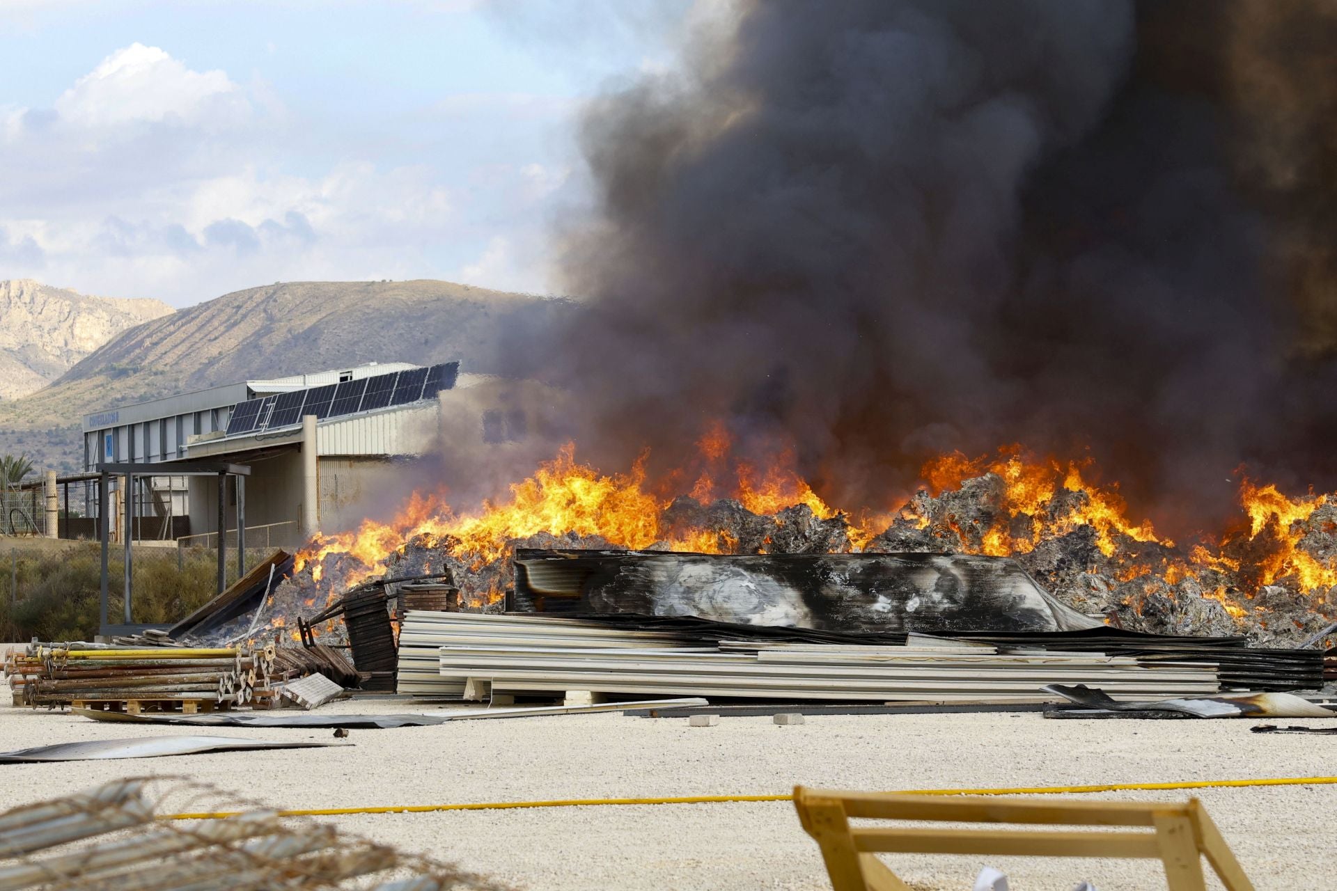 El incendio en una planta de reciclaje de Fortuna, en imágenes