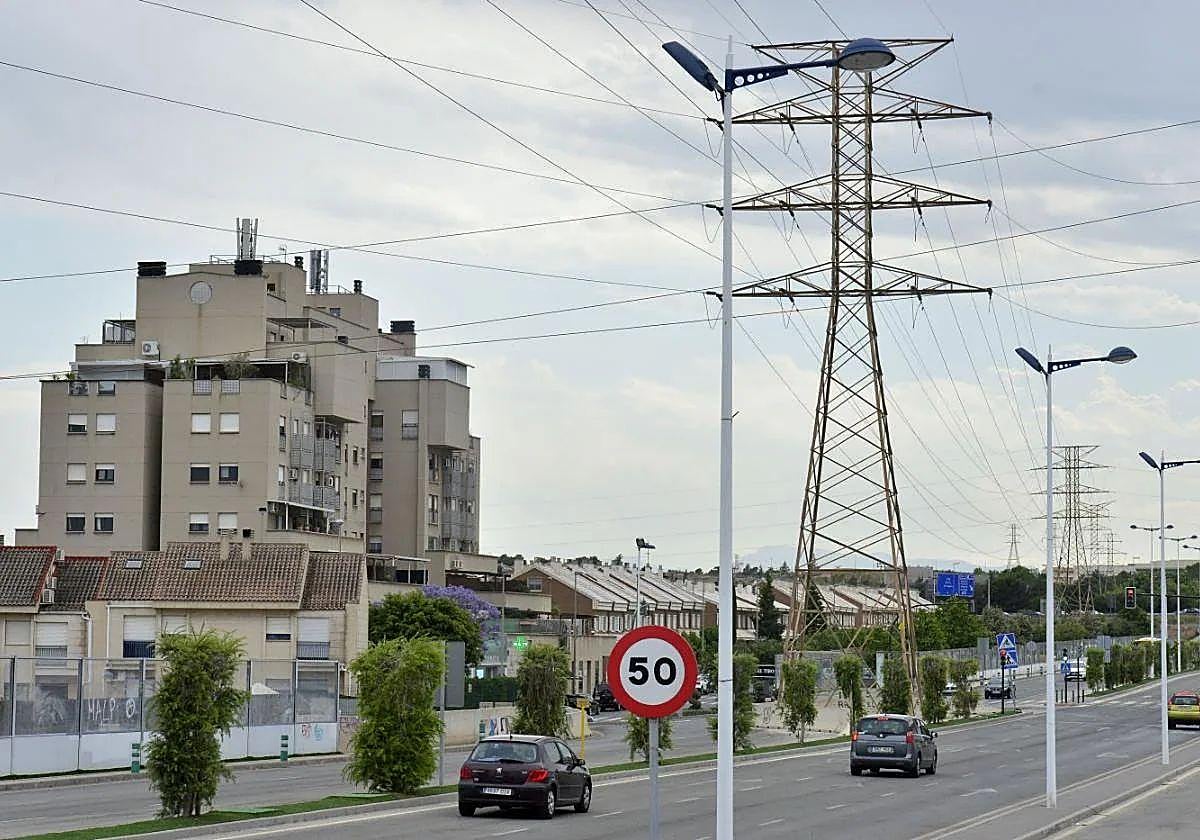 Líneas de alta tensión que nacen de la subestación eléctrica de Espinardo (Murcia).