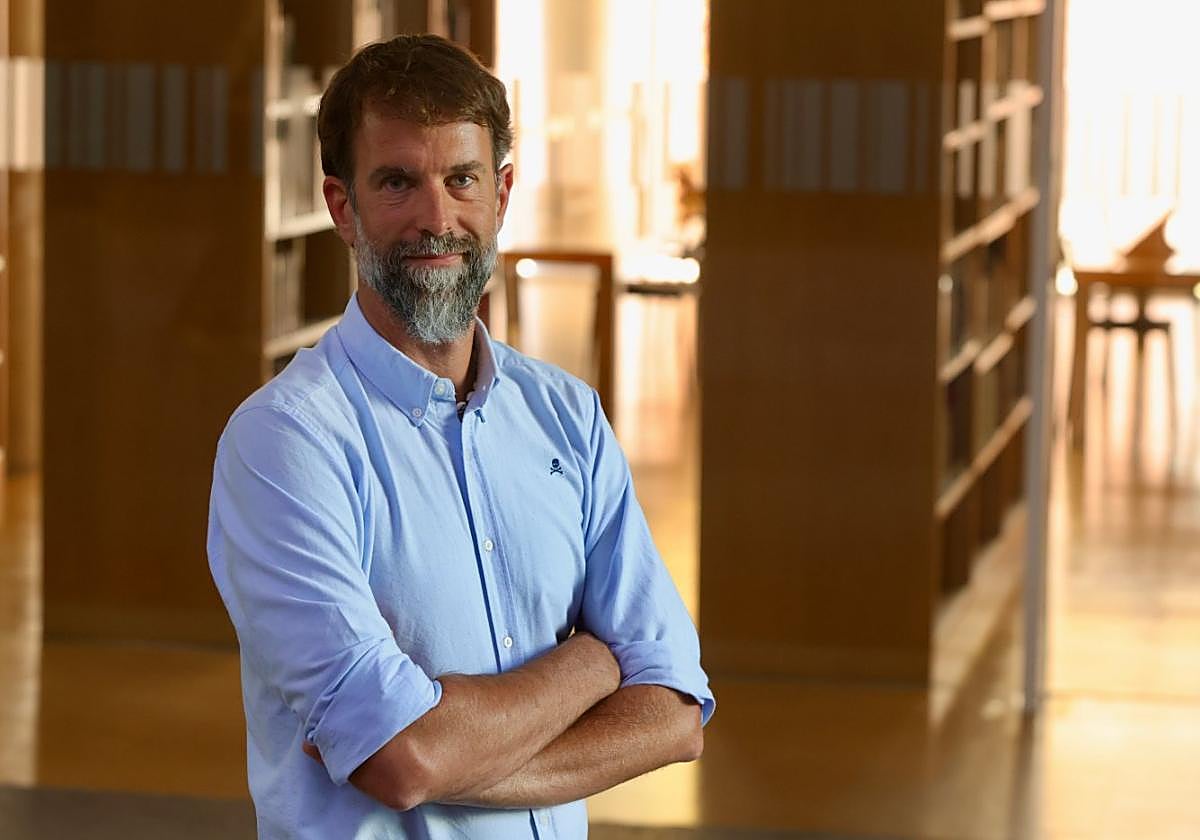 El psicólogo Rafa Guerrero, ayer, en el Archivo de Murcia.