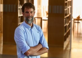 El psicólogo Rafa Guerrero, ayer, en el Archivo de Murcia.