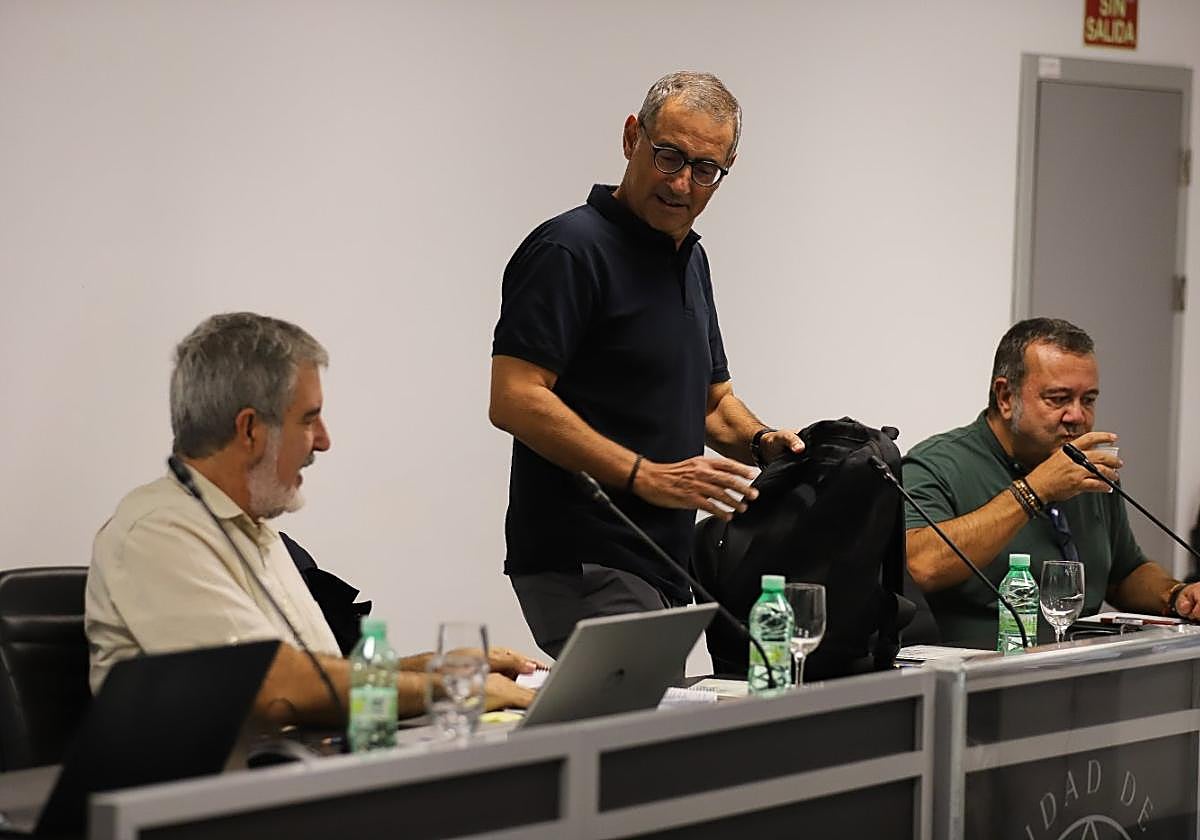 El rector José Luján, de pie, antes del inicio del Claustro, ayer, en la UMU.