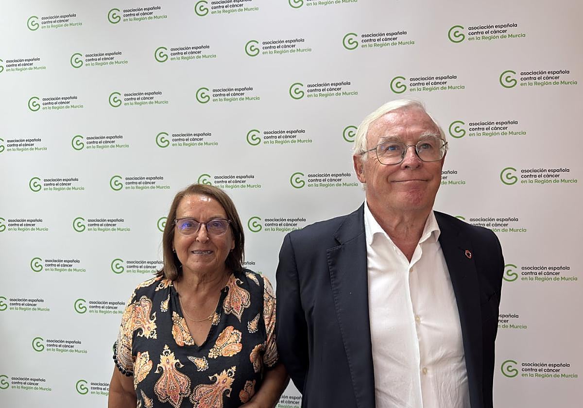 La doctora Manuela González y el exrector José Antonio Cobacho.