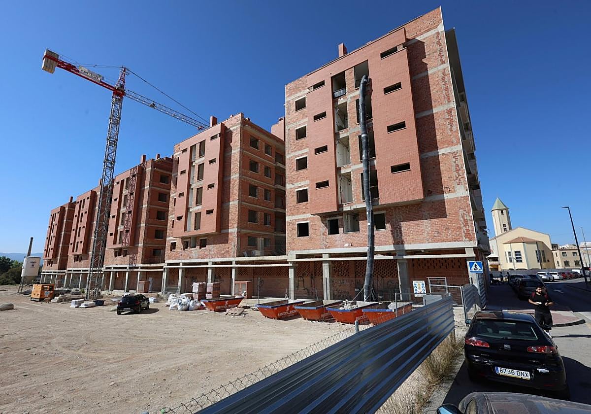 Complejo residencial para 135 viviendas cuya construcción se ha retomado después de más de una década en La Ñora.
