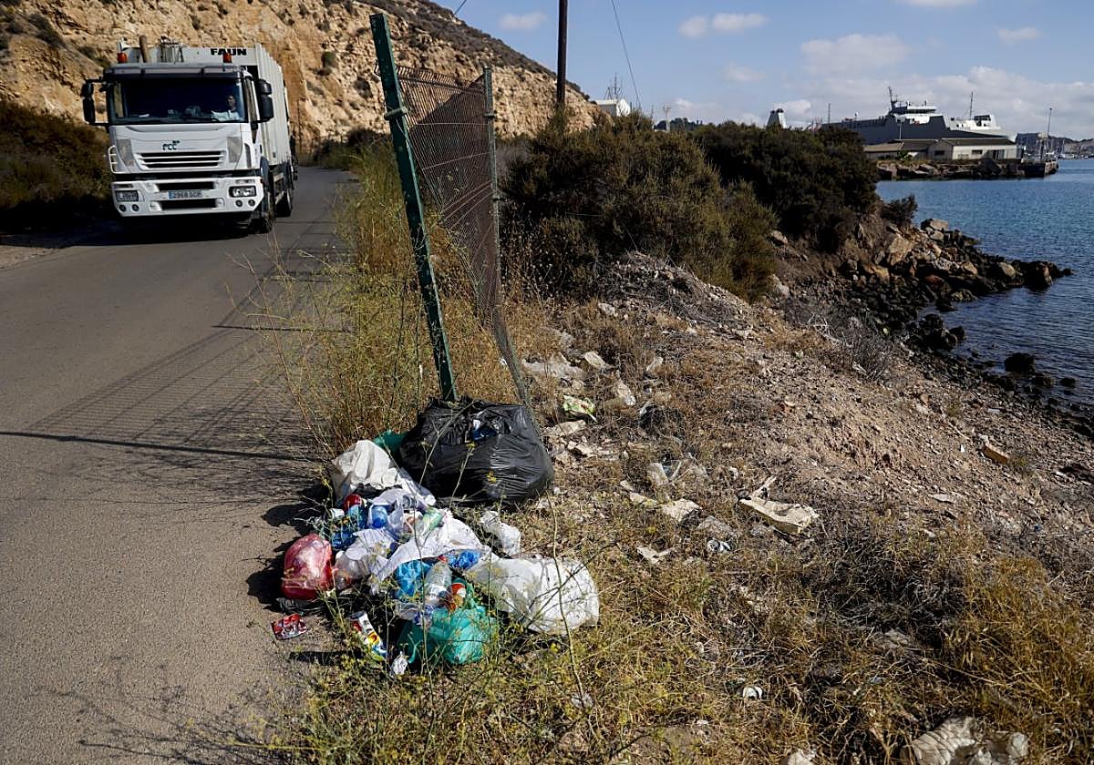 Bolsas de basura abandonadas a escasos metros del agua.