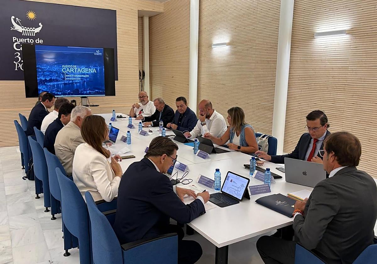 Los miembros del Consejo de Administración de la Autoridad Portuaria, reunidos ayer en la sede de Héroes de Cavite.