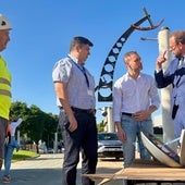 Operarios en el Palacio junto a los ediles Noguera y Guillén, ayer.