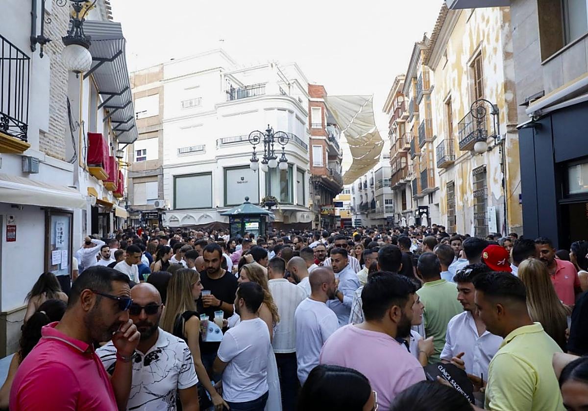 La plaza de Joaquín Castellar, en la Corredera, repleta de público durante la Feria de Día, el pasado fin de semana. La actuación de Sr. Lobo concitó una alta afluencia de espectadores en la plaza de España.