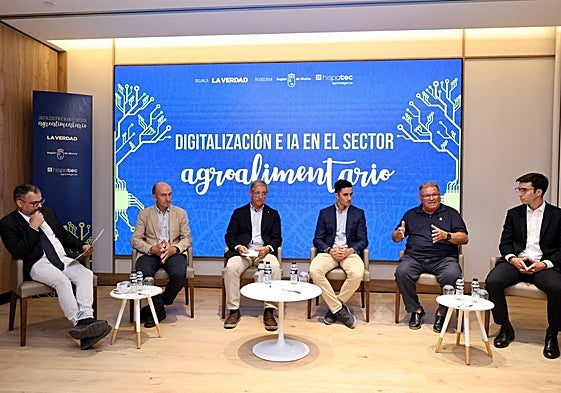 De izq. a dcha., Ginés Soriano, moderador del evento, junto a José Luis Molina, Antonio Marhuenda, Alejandro Galindo, Luis Miguel Peregrín y Javier Juárez.