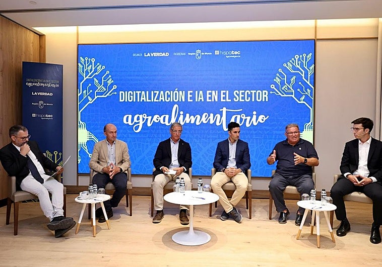 De izq. a dcha., Ginés Soriano, moderador del evento, junto a José Luis Molina, Antonio Marhuenda, Alejandro Galindo, Luis Miguel Peregrín y Javier Juárez.
