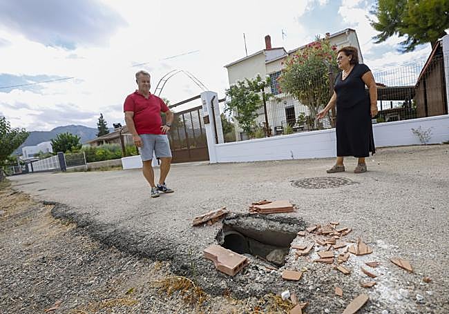 Socavón en el firme del carril de huerta