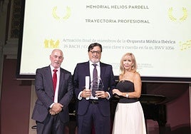 El doctor Ricardo Robles recogiendo el premio.