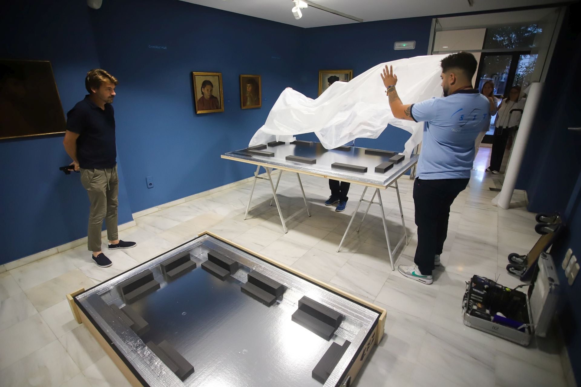 &#039;La maja vestida&#039; de Gaya, preparada para viajar a Bruselas, en imágenes