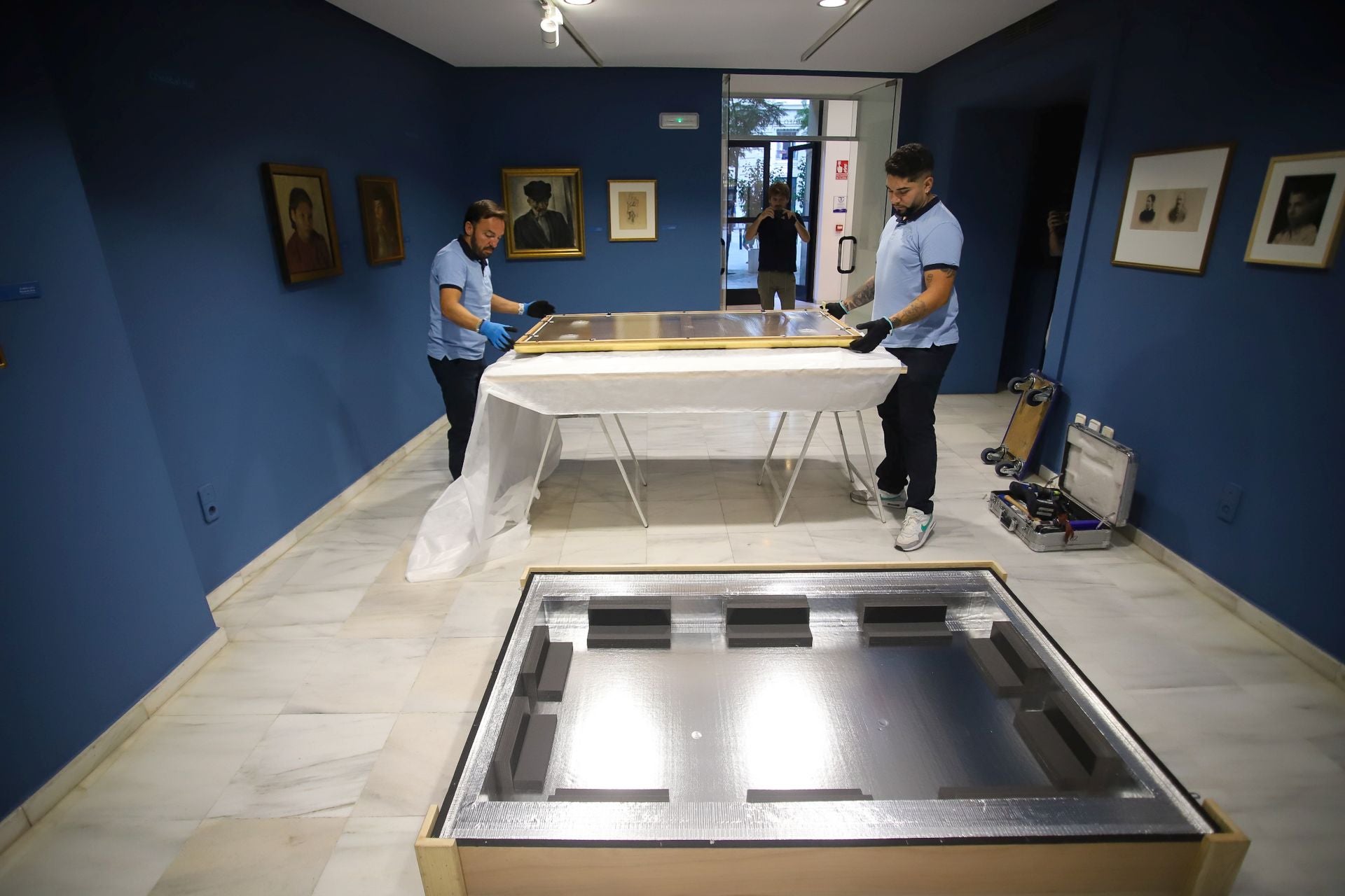 &#039;La maja vestida&#039; de Gaya, preparada para viajar a Bruselas, en imágenes