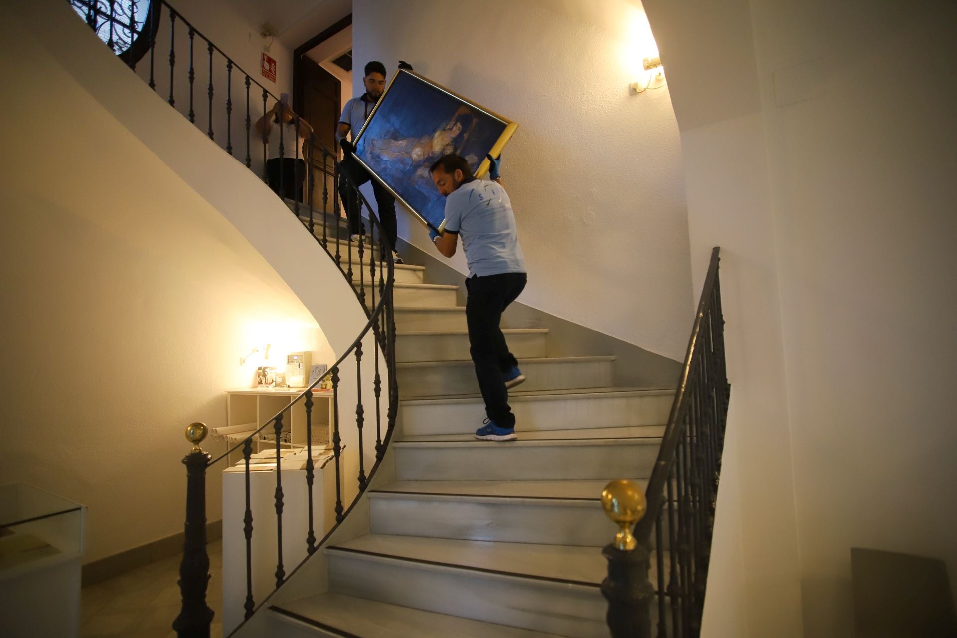 &#039;La maja vestida&#039; de Gaya, preparada para viajar a Bruselas, en imágenes