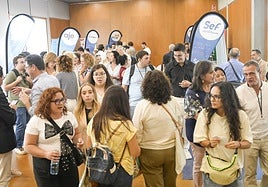 Asistentes a la inauguración de la Feria de Empleo.