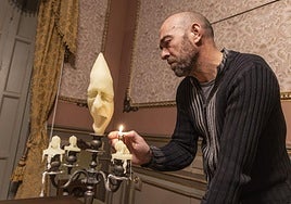 El artista yeclano Lidó Rico en una exposición en Mazarrón.