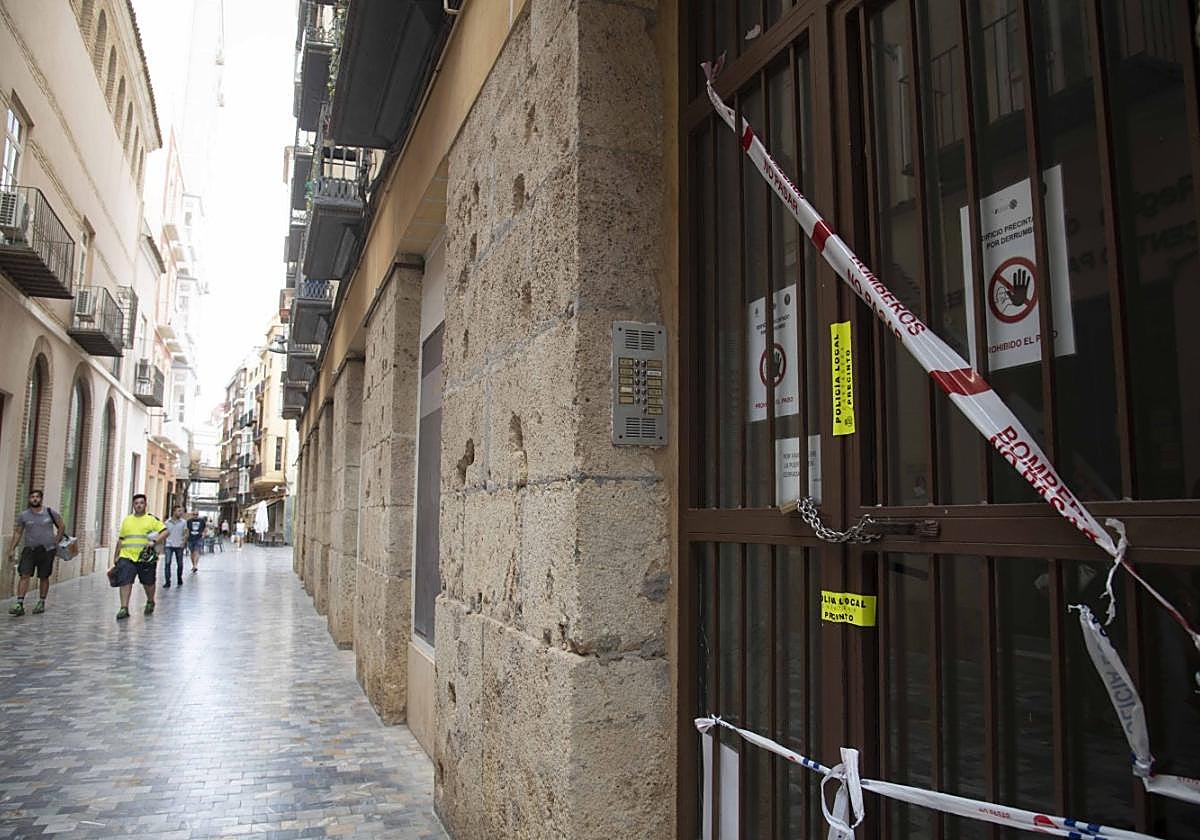 El portal del edificio de la calle Honda, este martes, con los precintos municipales.