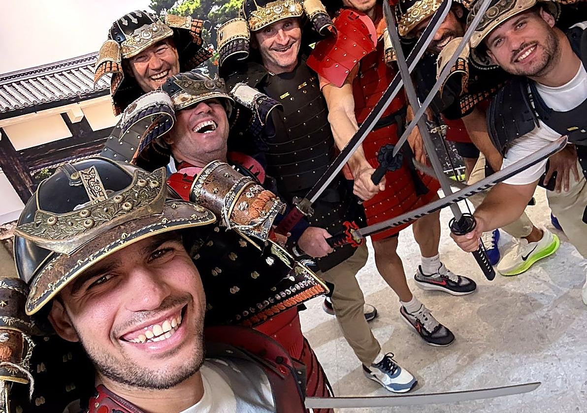 Selfi de Alcaraz con su equipo, todos disfrazados de samuráis, en su visita al Museo Ninja Samurai de Tokio.