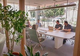 Reunión de equipo en la sede de Vrio, ubicada en el polígono industrial La Polvorista.