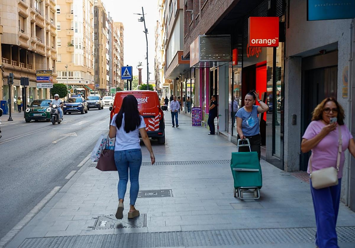La avenida Juan Carlos I, la calle más comercial de la ciudad, ayer.