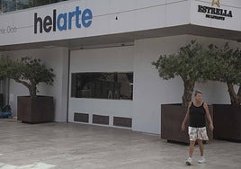 Cristalera instalada donde antes se ubicaba la heladería.