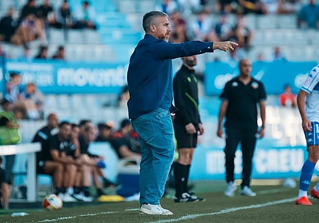 Javi Rey dando instrucciones a sus jugadores, ayer en Sabadell.